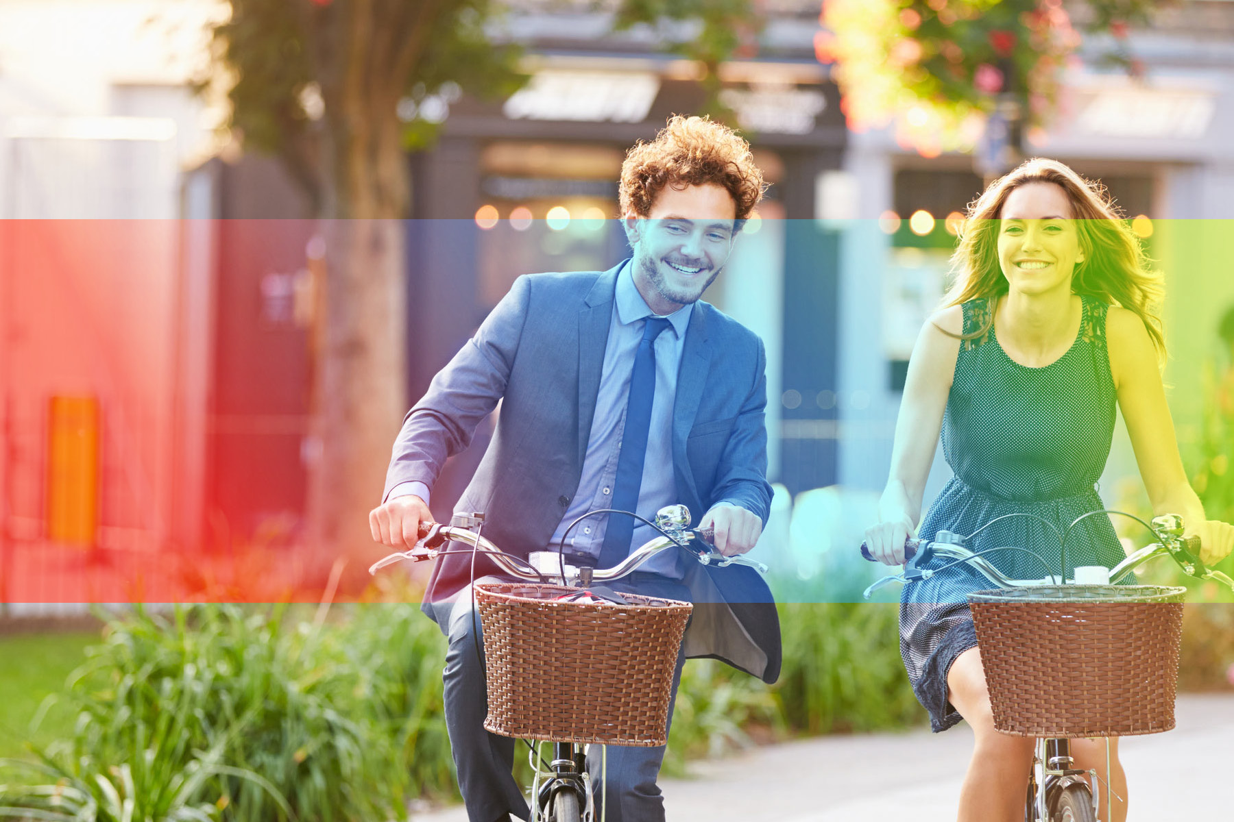 Ein Mann und eine Frau Fahrrad fröhlich mit einem Fahrrad, welches Sie mittels Arbeitgeber Fahrradleasing erhalten haben.